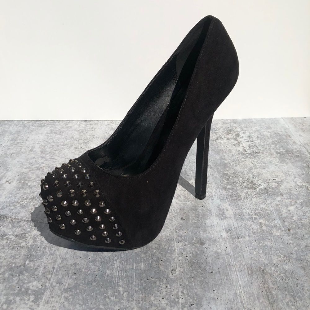 Breckelle’s Black Studded Pumps 